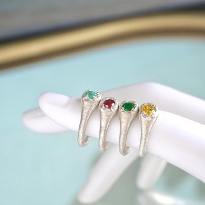 anillos con piedras de colores elegantes