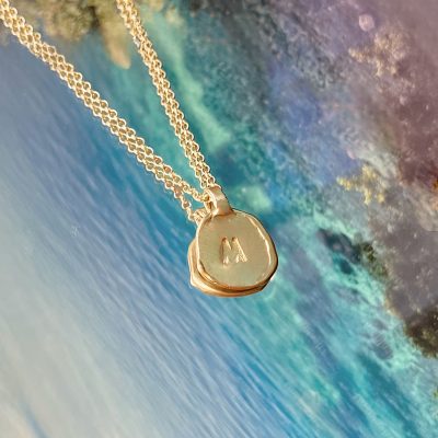 colgante con letra en oro, colgante con letra en plata, colgante con la inicial de tu nombre